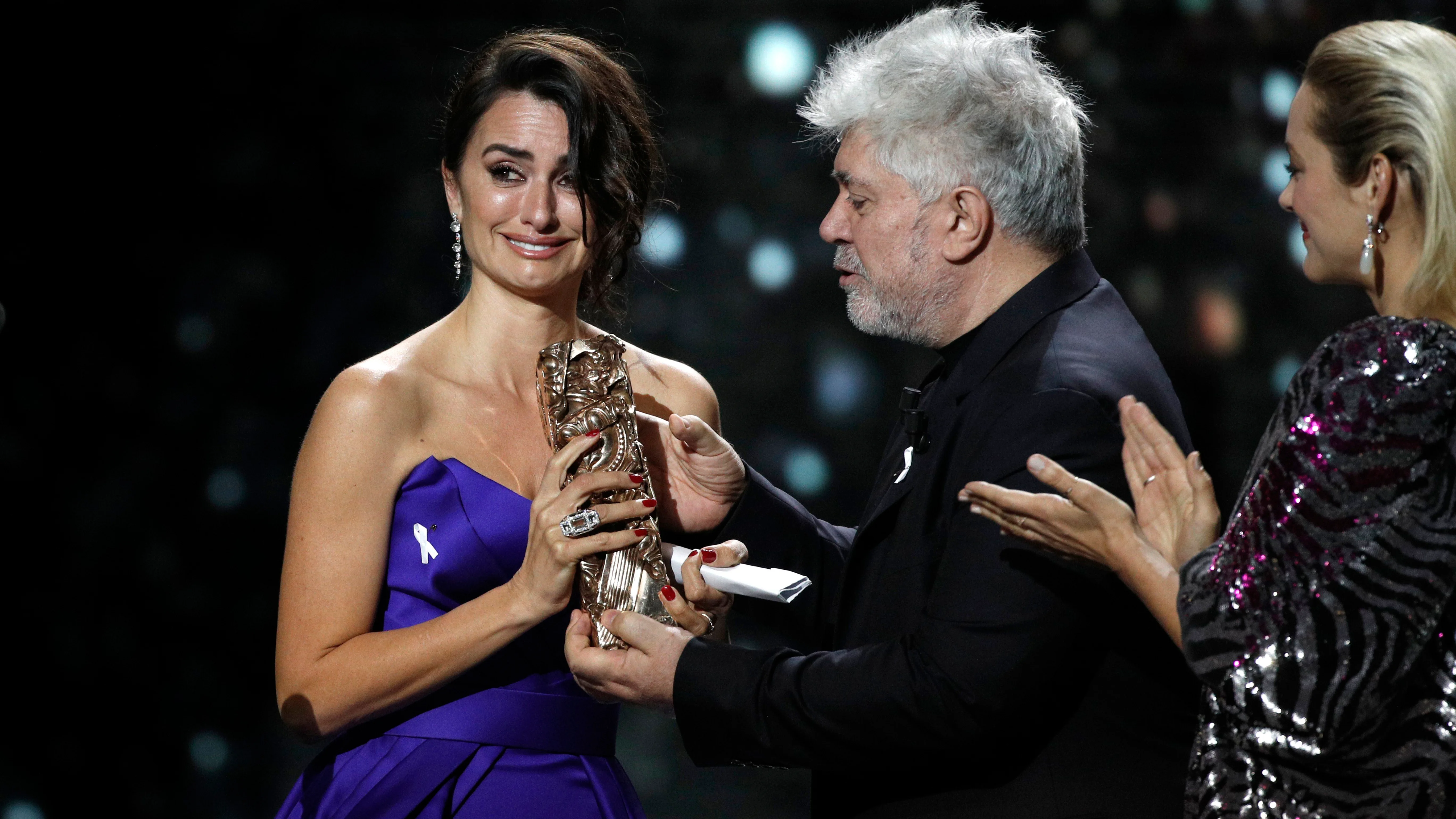 Penélope Cruz recibe el César de Honor de manos de Almodovar