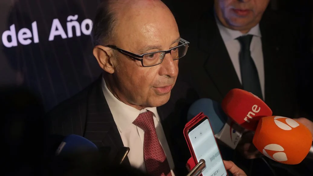 Cristóbal Montoro ante los medios