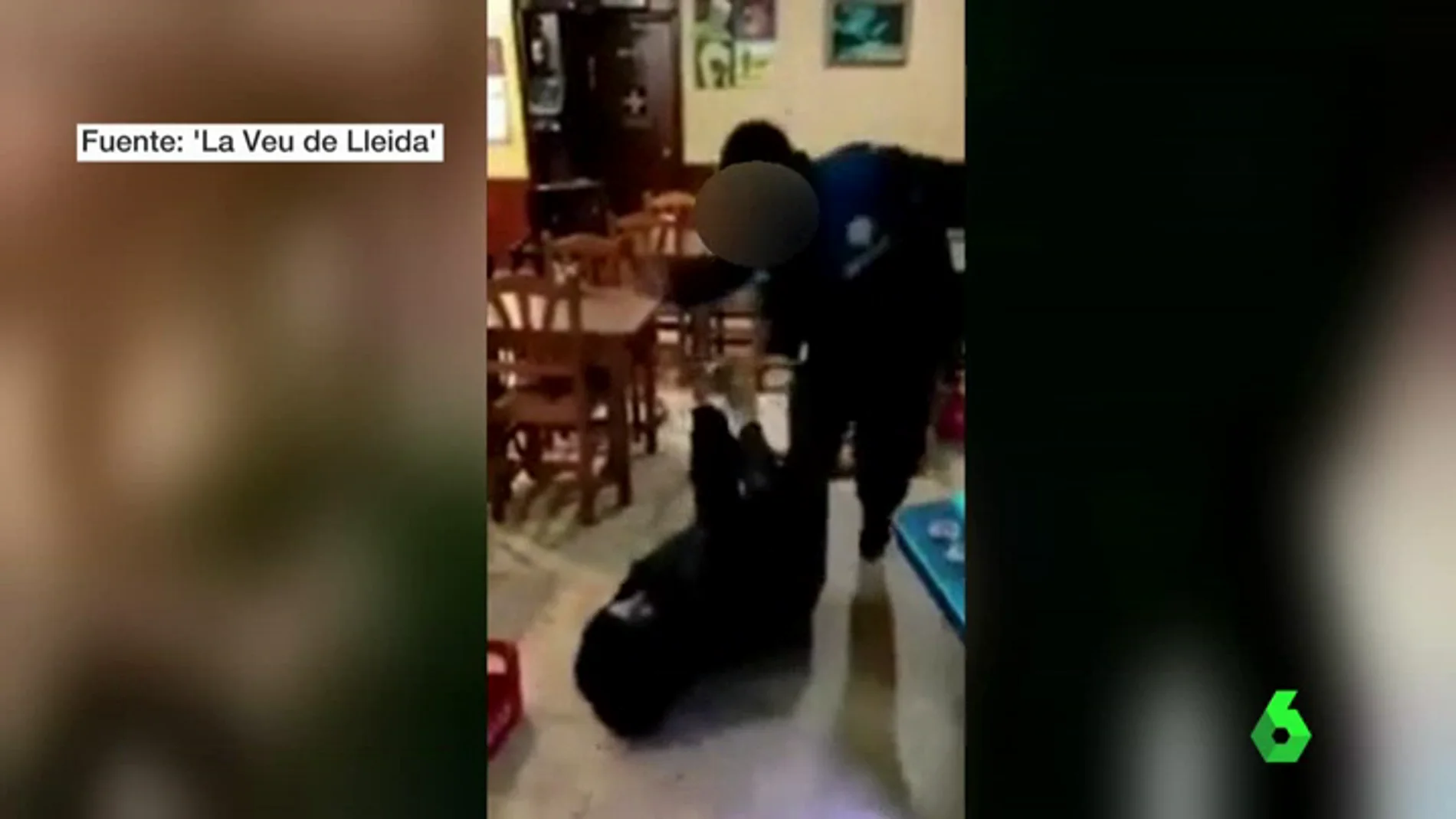 Investigan a un guardia urbano por un vídeo que muestra cómo le da una paliza a un joven en Lleida