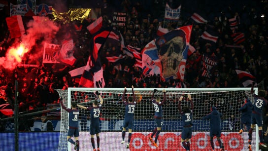 El PSG celebra una victoria con sus ultras