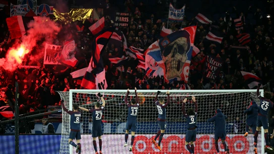 El PSG celebra una victoria con sus ultras El PSG celebra una victoria con sus ultras