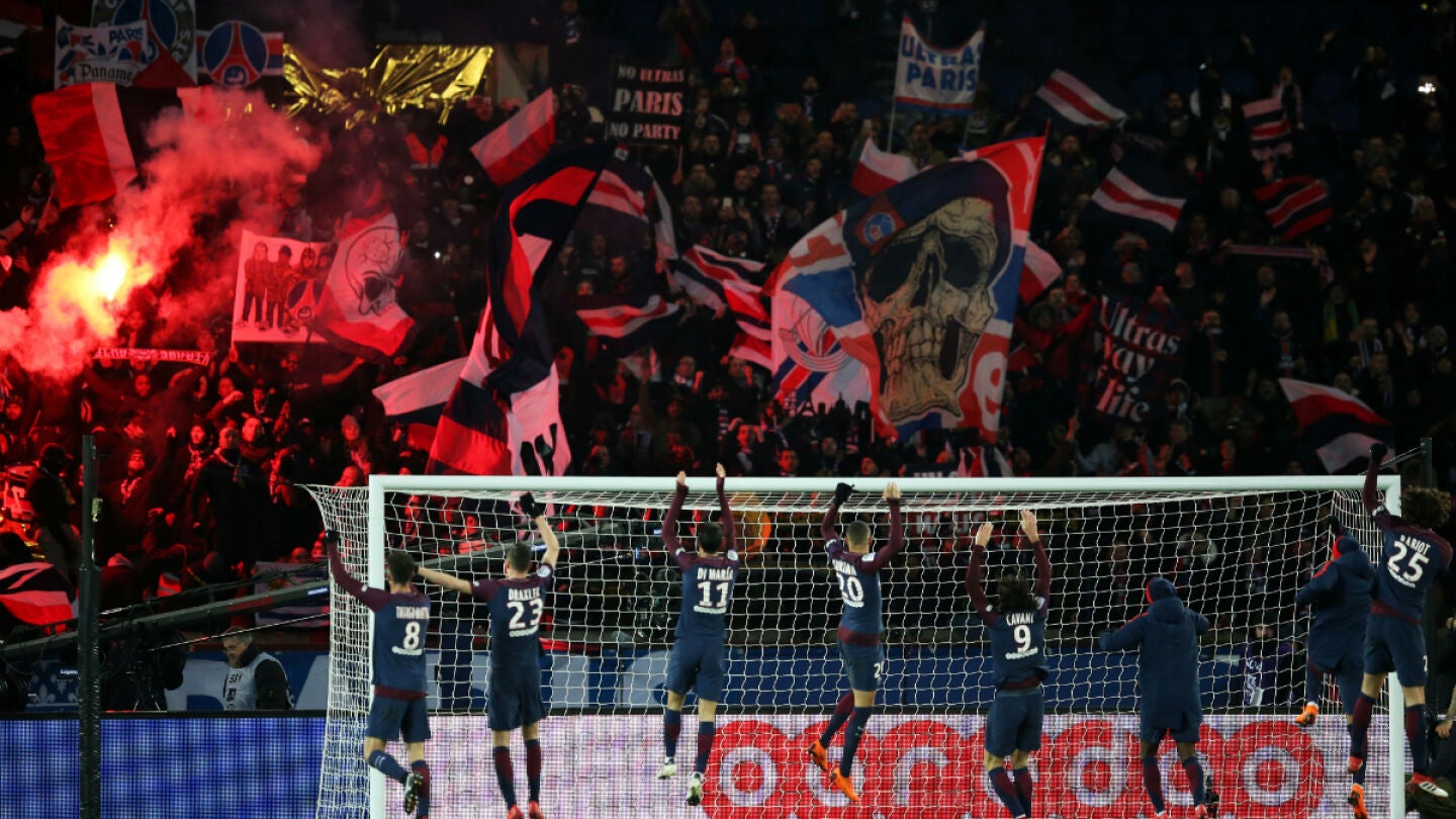 El PSG celebra una victoria con sus ultras