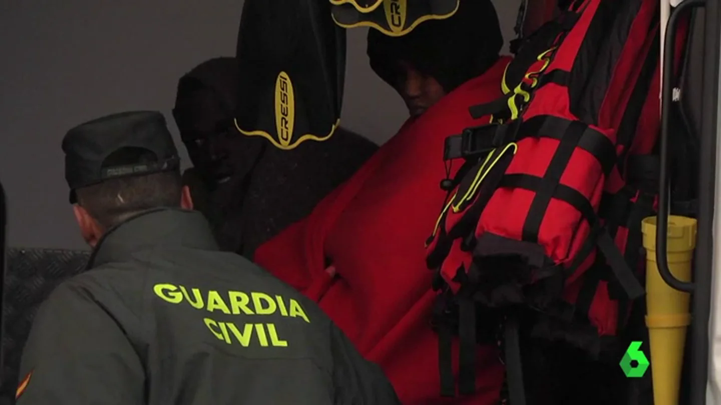 Mueren dos migrantes subsaharianas al volcar una embarcación con la que pretendían llegar a Ceuta Mueren dos migrantes subsaharianas al volcar una embarcación con la que pretendían llegar a Ceuta