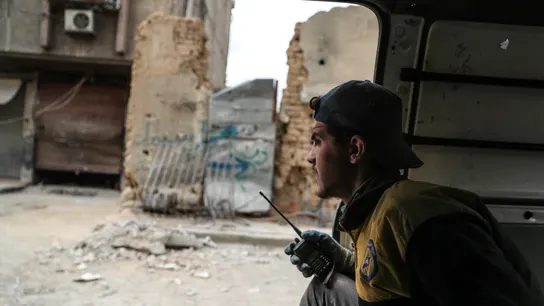 Vista de un voluntario de los Cascos Blancos dentro de una ambulancia Vista de un voluntario de los Cascos Blancos dentro de una ambulancia