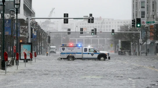 Un coche de policía corta el tráfico de la inundada Seaport Boulevard, durante una tormenta en el distrito Seaport de Boston, Massachusetts Un coche de policía corta el tráfico de la inundada Seaport Boulevard, durante una tormenta en el distrito Seaport de Boston, Massachusetts