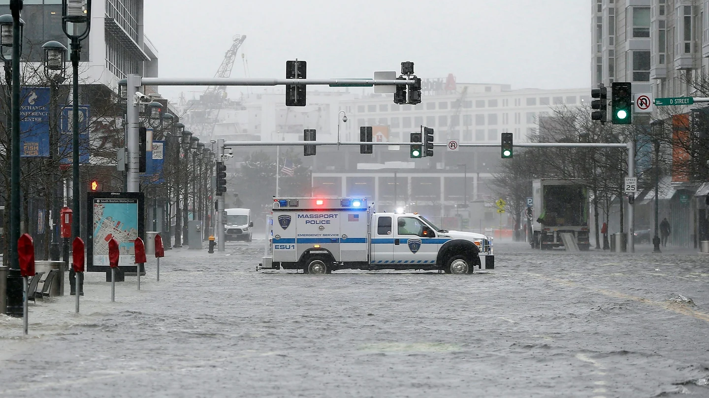 Un coche de policía corta el tráfico de la inundada Seaport Boulevard, durante una tormenta en el distrito Seaport de Boston, Massachusetts Un coche de policía corta el tráfico de la inundada Seaport Boulevard, durante una tormenta en el distrito Seaport de Boston, Massachusetts