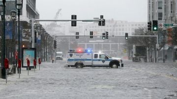 Un coche de policía corta el tráfico de la inundada Seaport Boulevard, durante una tormenta en el distrito Seaport de Boston, Massachusetts