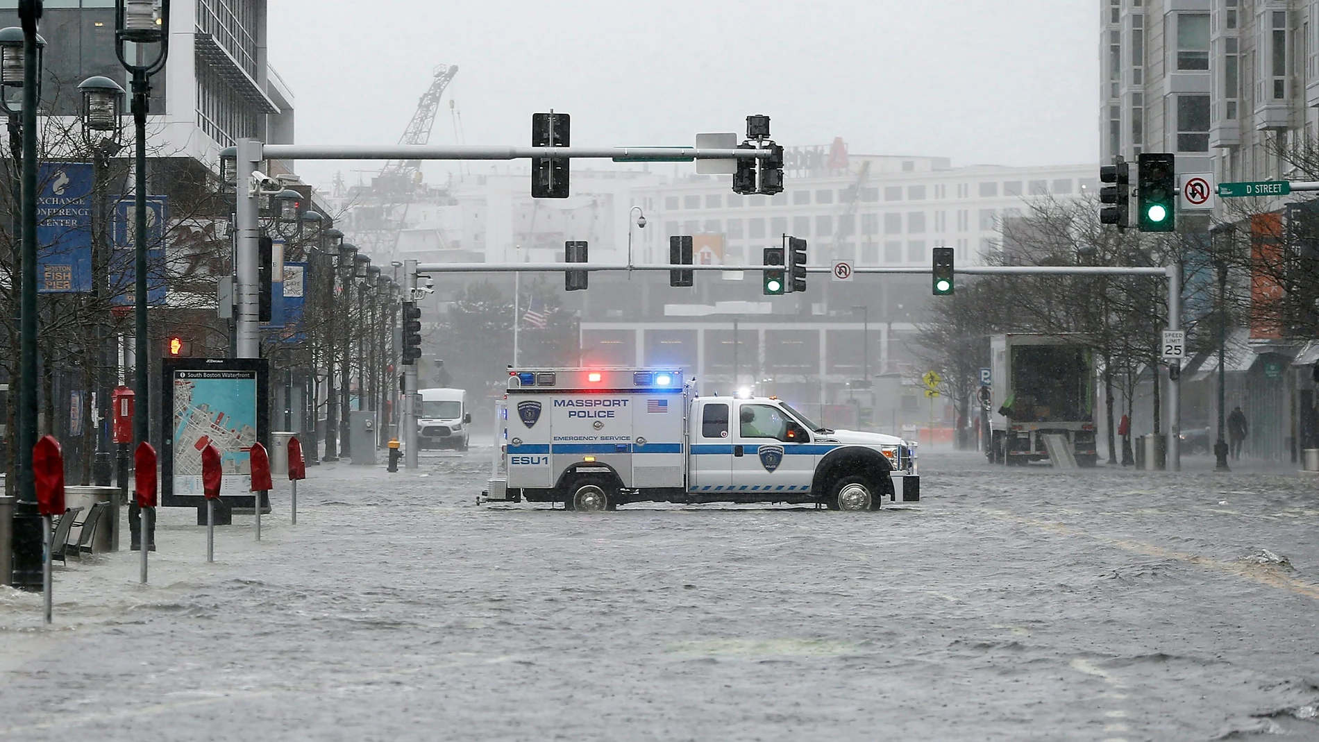 Un coche de policía corta el tráfico de la inundada Seaport Boulevard, durante una tormenta en el distrito Seaport de Boston, Massachusetts