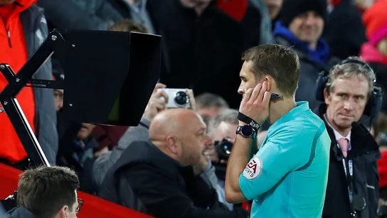 Un colegiado recurre al videoarbitraje y consulta el VAR durante un partido de la Premier Un colegiado recurre al videoarbitraje y consulta el VAR durante un partido de la Premier