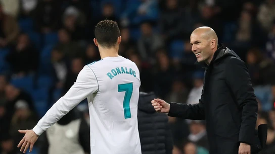 Zidane habla con Cristiano Ronaldo durante el partido contra el Getafe Zidane habla con Cristiano Ronaldo durante el partido contra el Getafe