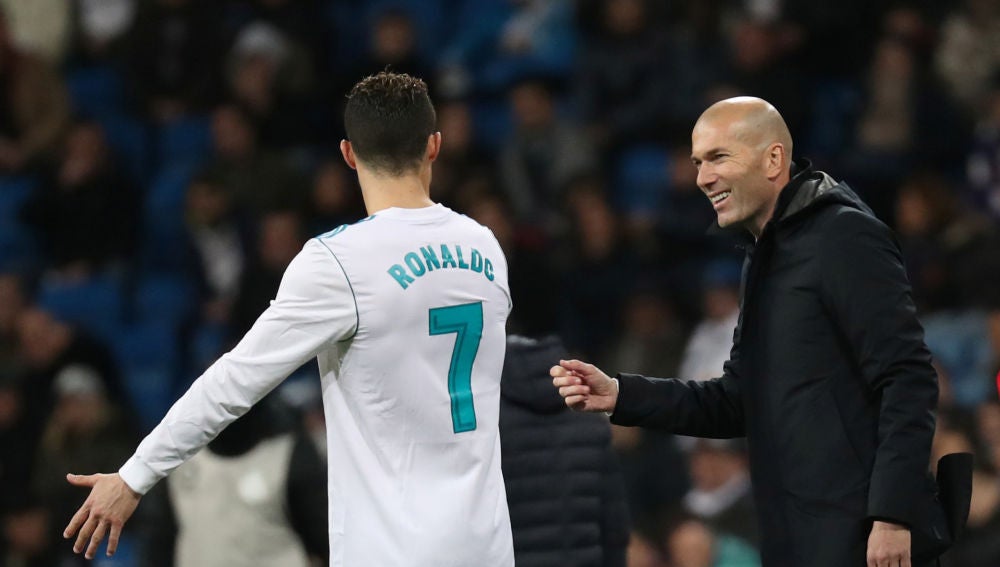 Zidane habla con Cristiano Ronaldo durante el partido contra el Getafe