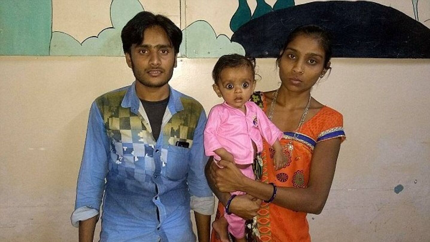 Prinsa, la peque&ntilde;a beb&eacute; de siete meses, junto a sus padres