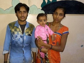 Prinsa, la pequeña bebé de siete meses, junto a sus padres Prinsa, la pequeña bebé de siete meses, junto a sus padres