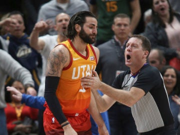 Ricky Rubio, con el árbitro Ricky Rubio, con el árbitro