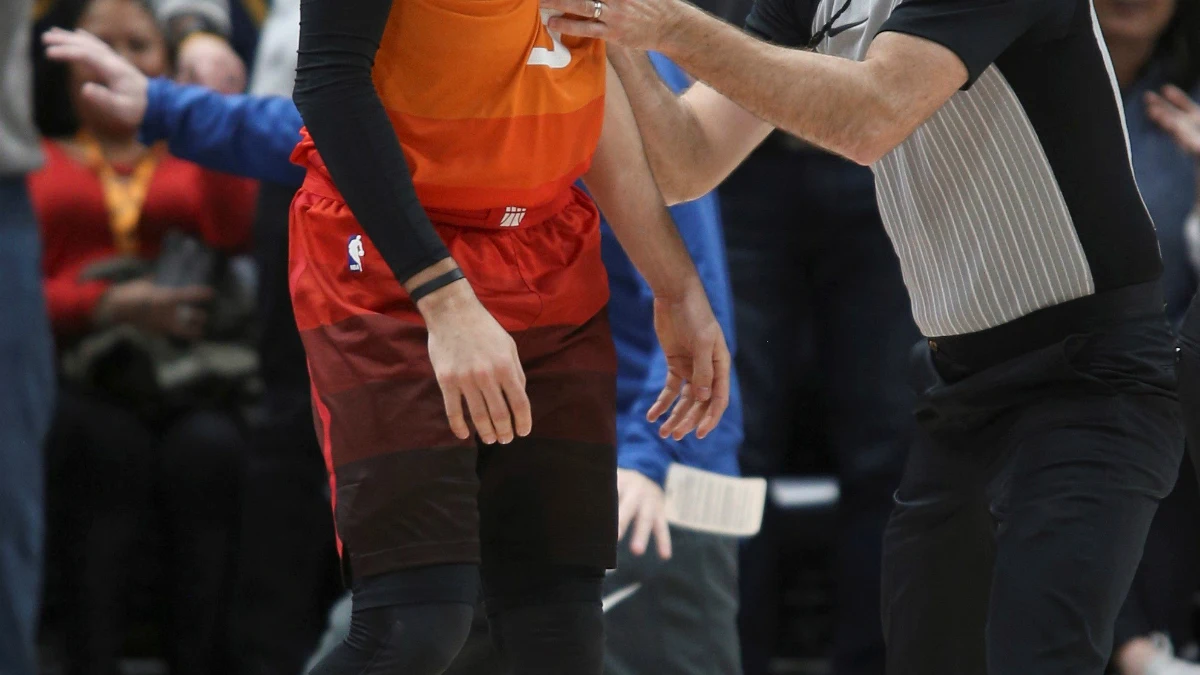 Ricky Rubio, con el árbitro