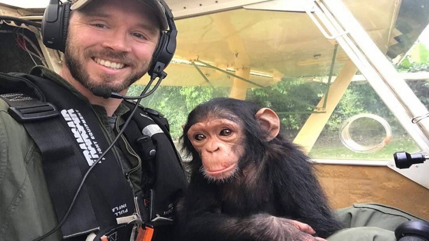 La chimpanc&eacute; Mussa con su rescatador 