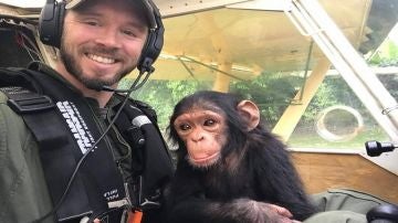La chimpancé Mussa con su rescatador 
