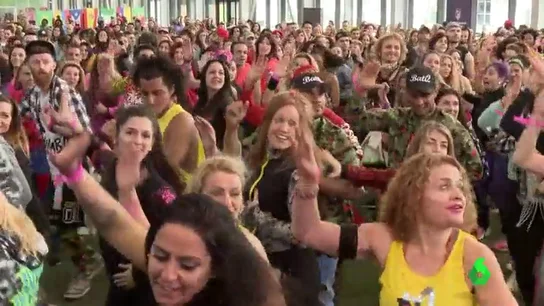 Gente bailando zumba Gente bailando zumba