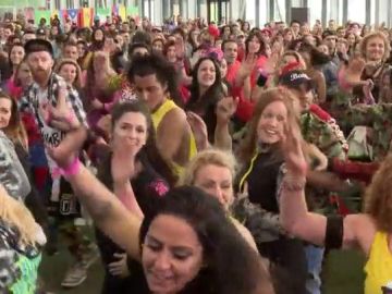 Gente bailando zumba Gente bailando zumba