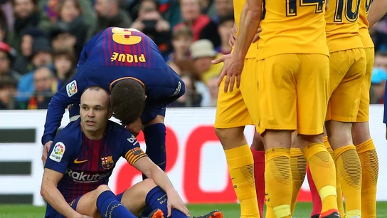 Iniesta, lesionado sobre el césped del Camp Nou Iniesta, lesionado sobre el césped del Camp Nou