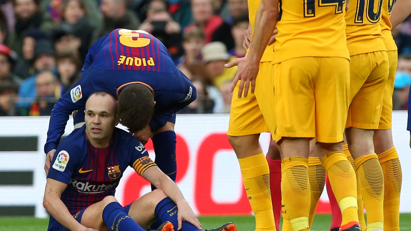 Iniesta, lesionado sobre el césped del Camp Nou Iniesta, lesionado sobre el césped del Camp Nou