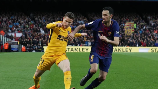 Busquets disputando la pelota con Gameiro Busquets disputando la pelota con Gameiro
