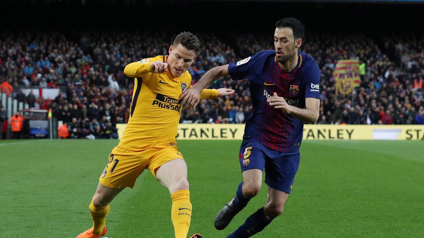 Busquets disputando la pelota con Gameiro
