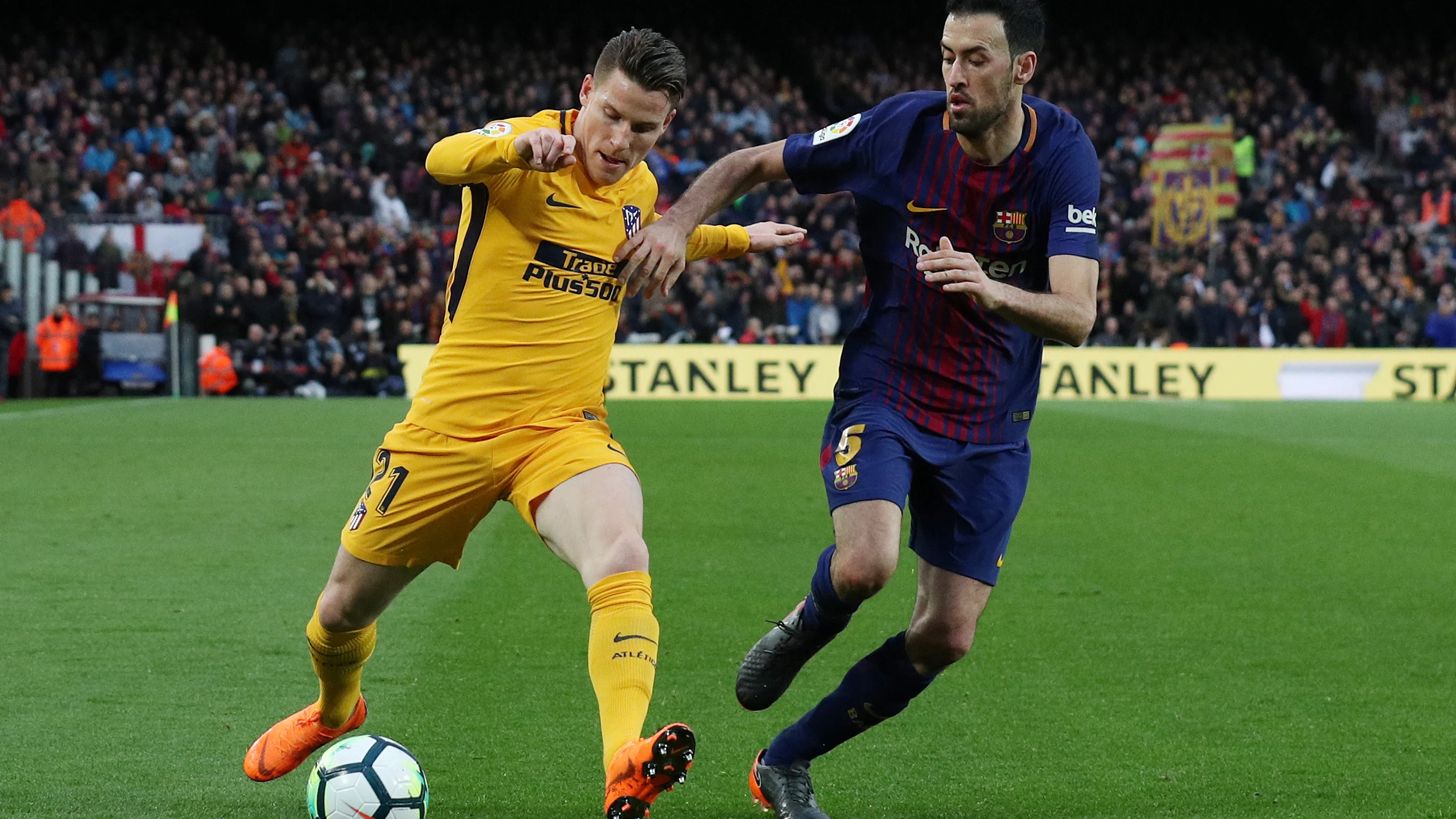 Busquets disputando la pelota con Gameiro
