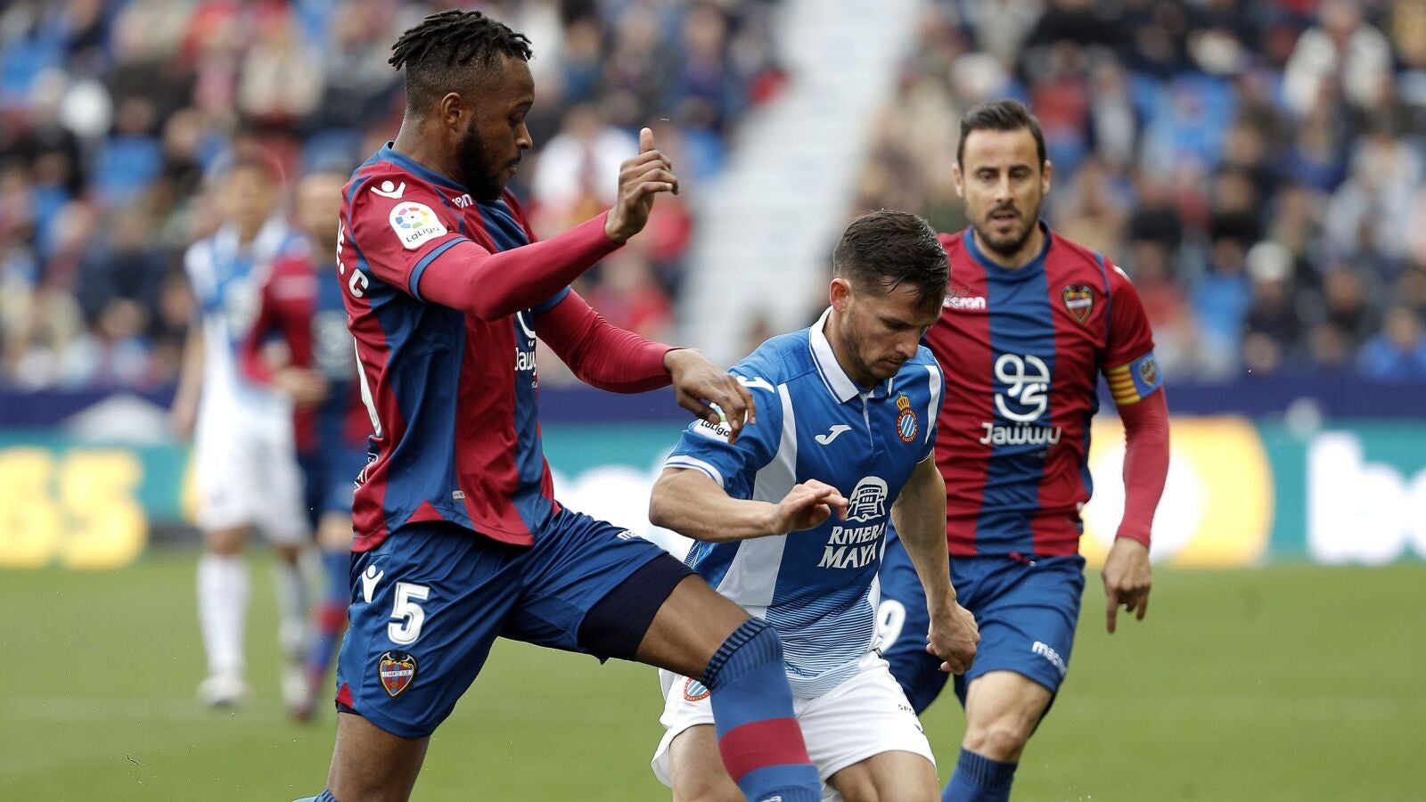 Piatti, intentando zafarse de la defensa del Levante
