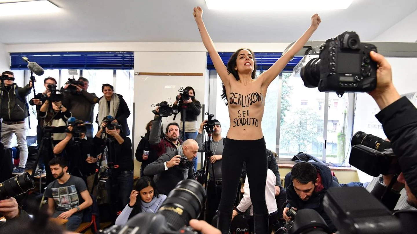Activista de Femen frente a Berlusconi Activista de Femen frente a Berlusconi