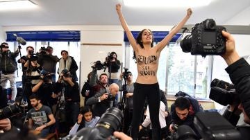 Activista de Femen frente a Berlusconi