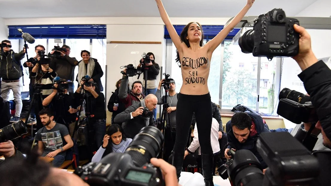 Activista de Femen frente a Berlusconi