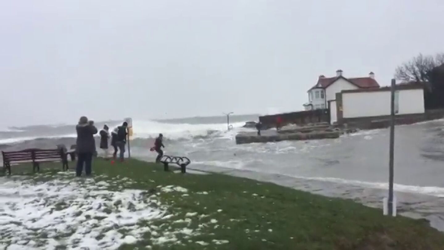 El angustioso rescate de una mujer que se puso a nadar en el mar pleno temporal