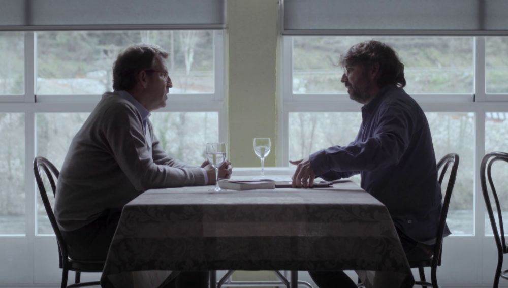 - La imagen de Núñez Feijóo apagando un incendio con vaqueros y en 2006: una metedura de pata"