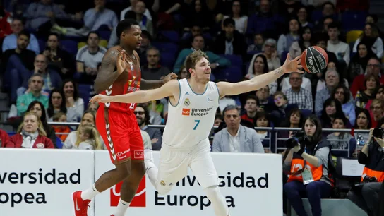 Doncic intenta llegar a un balón ante el San Pablo Burgos Doncic intenta llegar a un balón ante el San Pablo Burgos