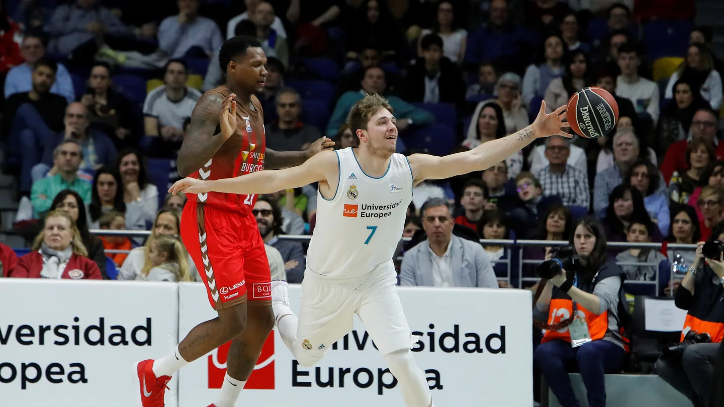 Doncic intenta llegar a un balón ante el San Pablo Burgos Doncic intenta llegar a un balón ante el San Pablo Burgos