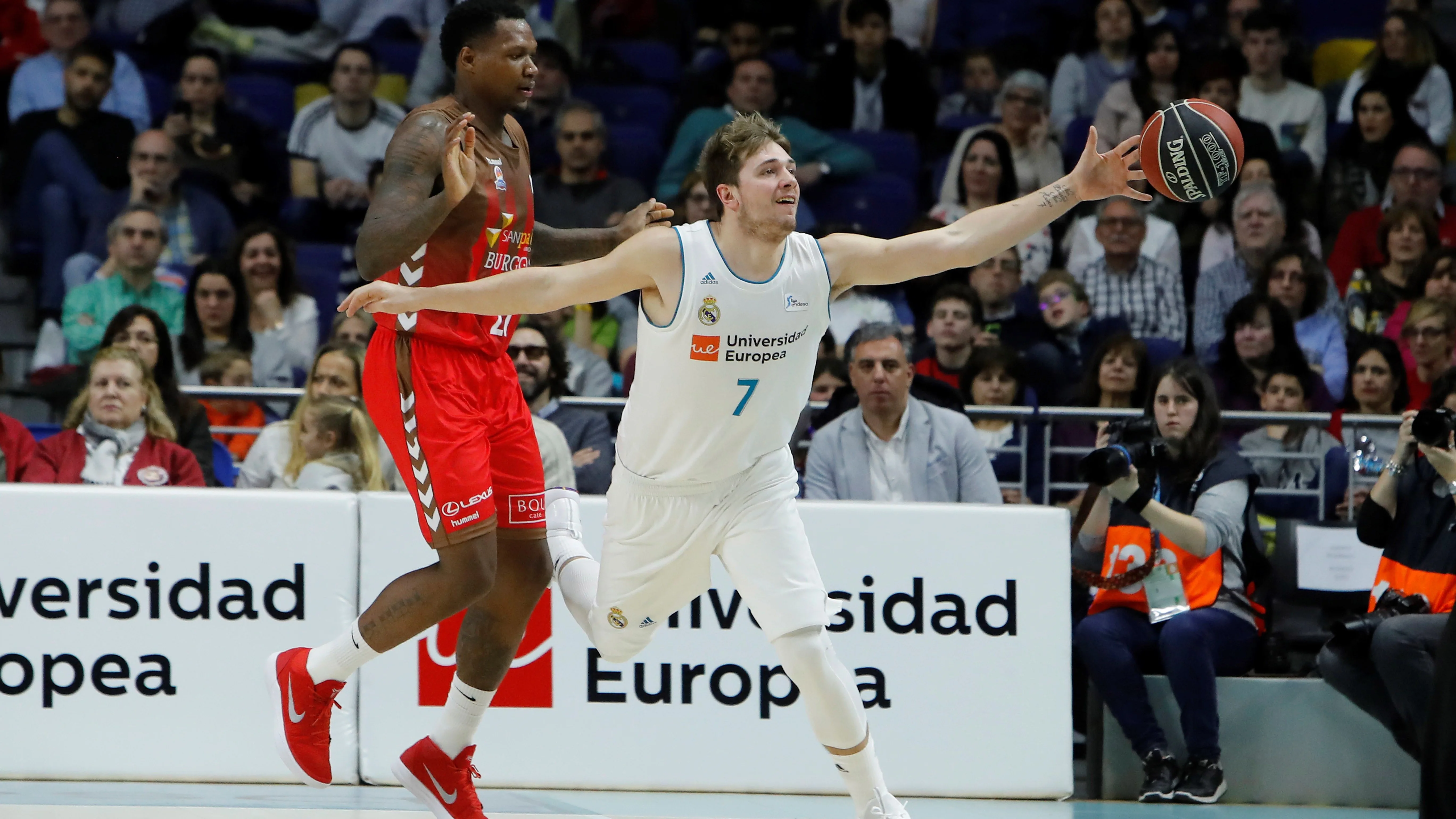 Doncic intenta llegar a un balón ante el San Pablo Burgos