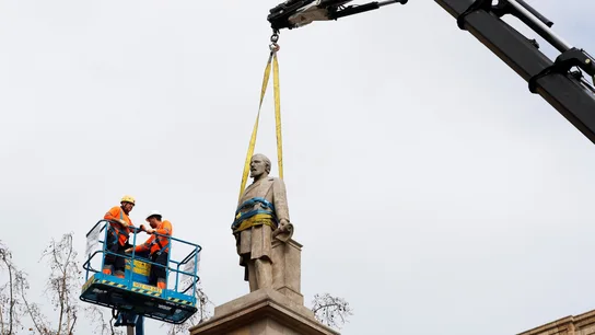 El Ayuntamiento de Barcelona retira la estatua de Antonio López El Ayuntamiento de Barcelona retira la estatua de Antonio López