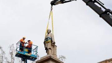 El Ayuntamiento de Barcelona retira la estatua de Antonio López