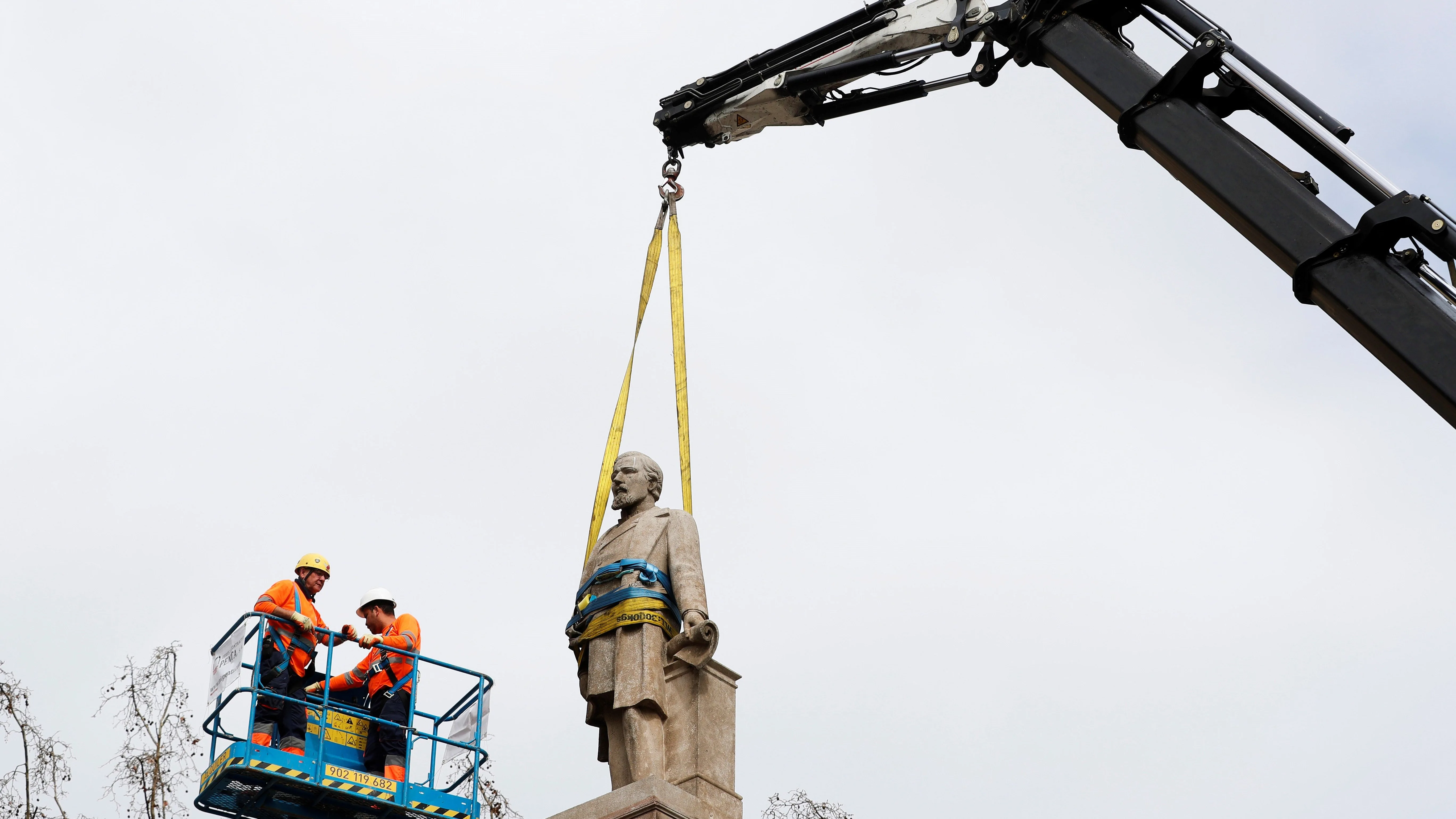 El Ayuntamiento de Barcelona retira la estatua de Antonio López