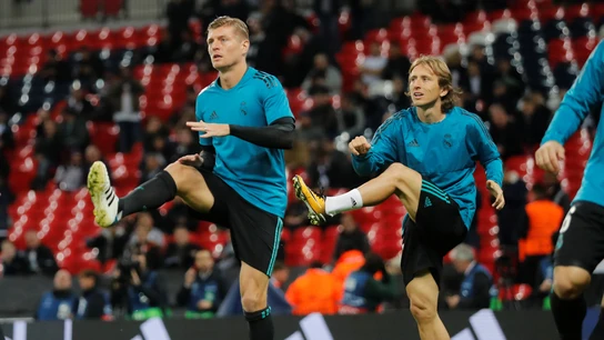 Kroos y Modric calientan antes de un partido Kroos y Modric calientan antes de un partido