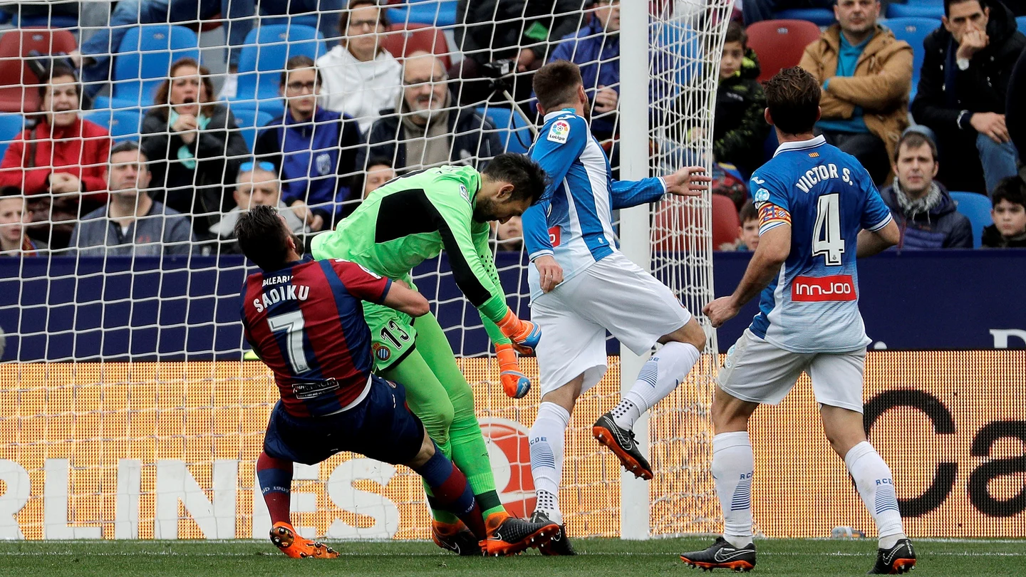 Momento del choque entre Diego López y Sadiku Momento del choque entre Diego López y Sadiku