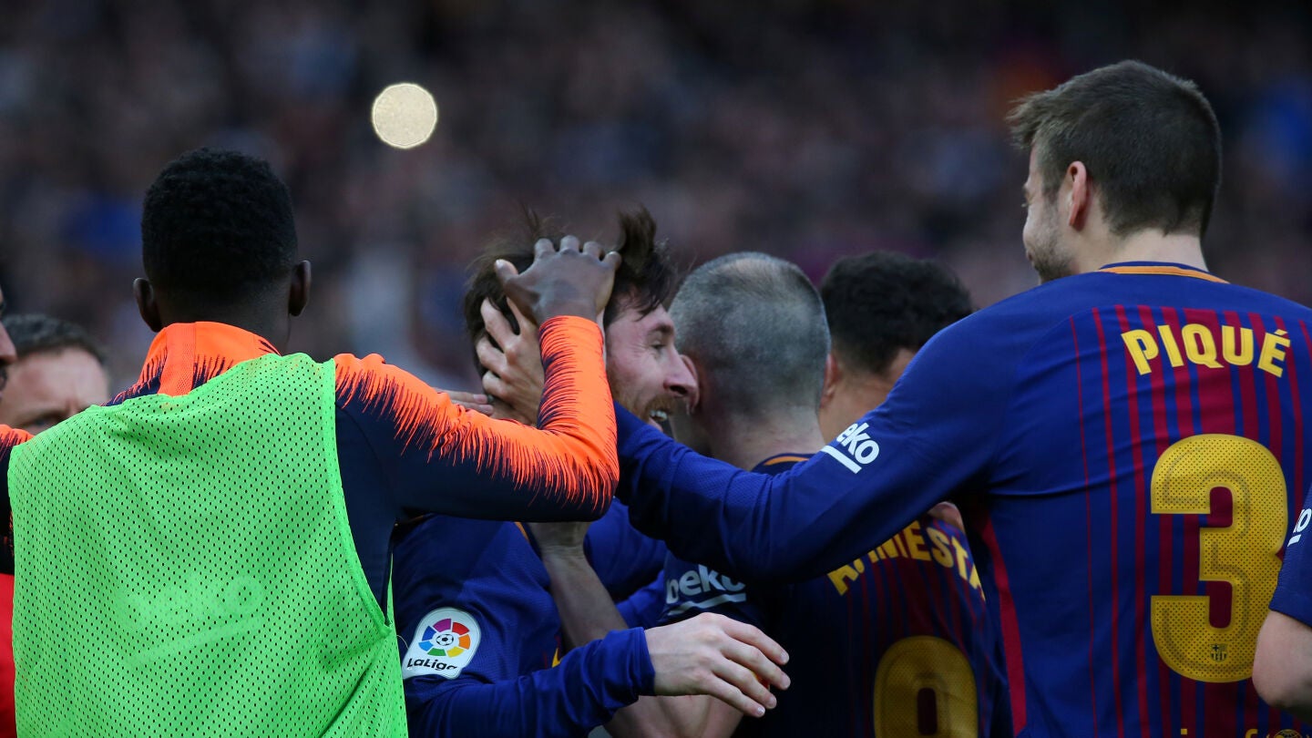 Los jugadores del Bar&ccedil;a celebran con Messi su gol de falta contra el Atleti