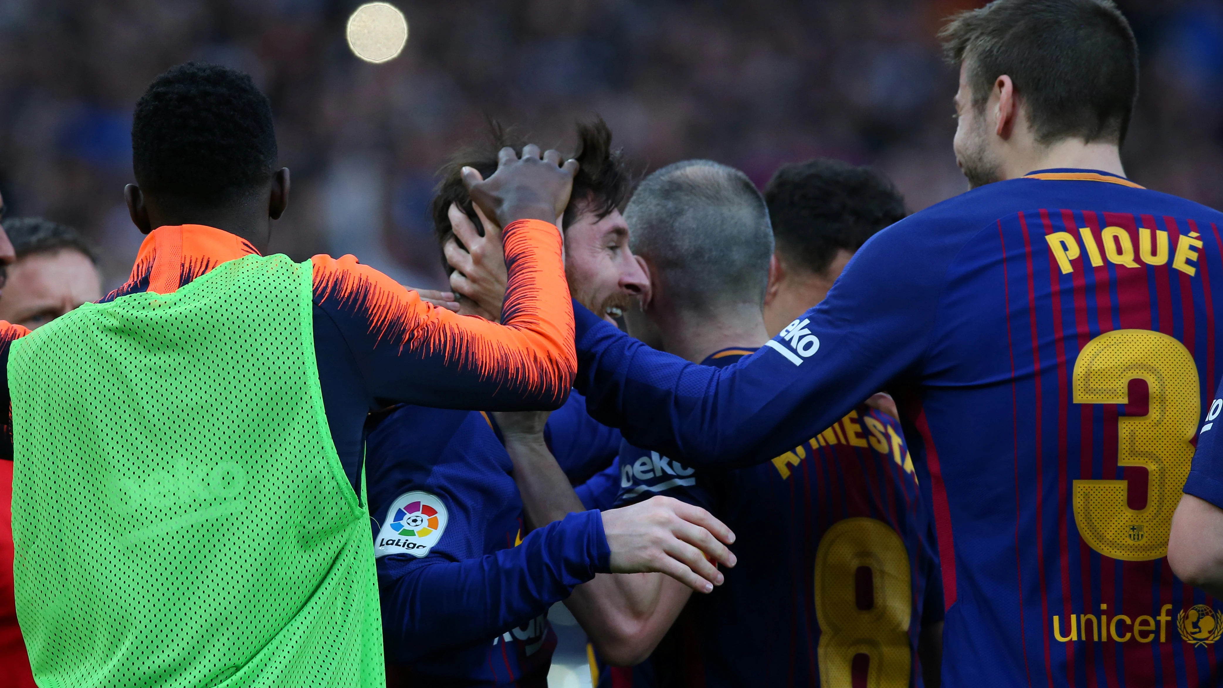 Los jugadores del Barça celebran con Messi su gol de falta contra el Atleti