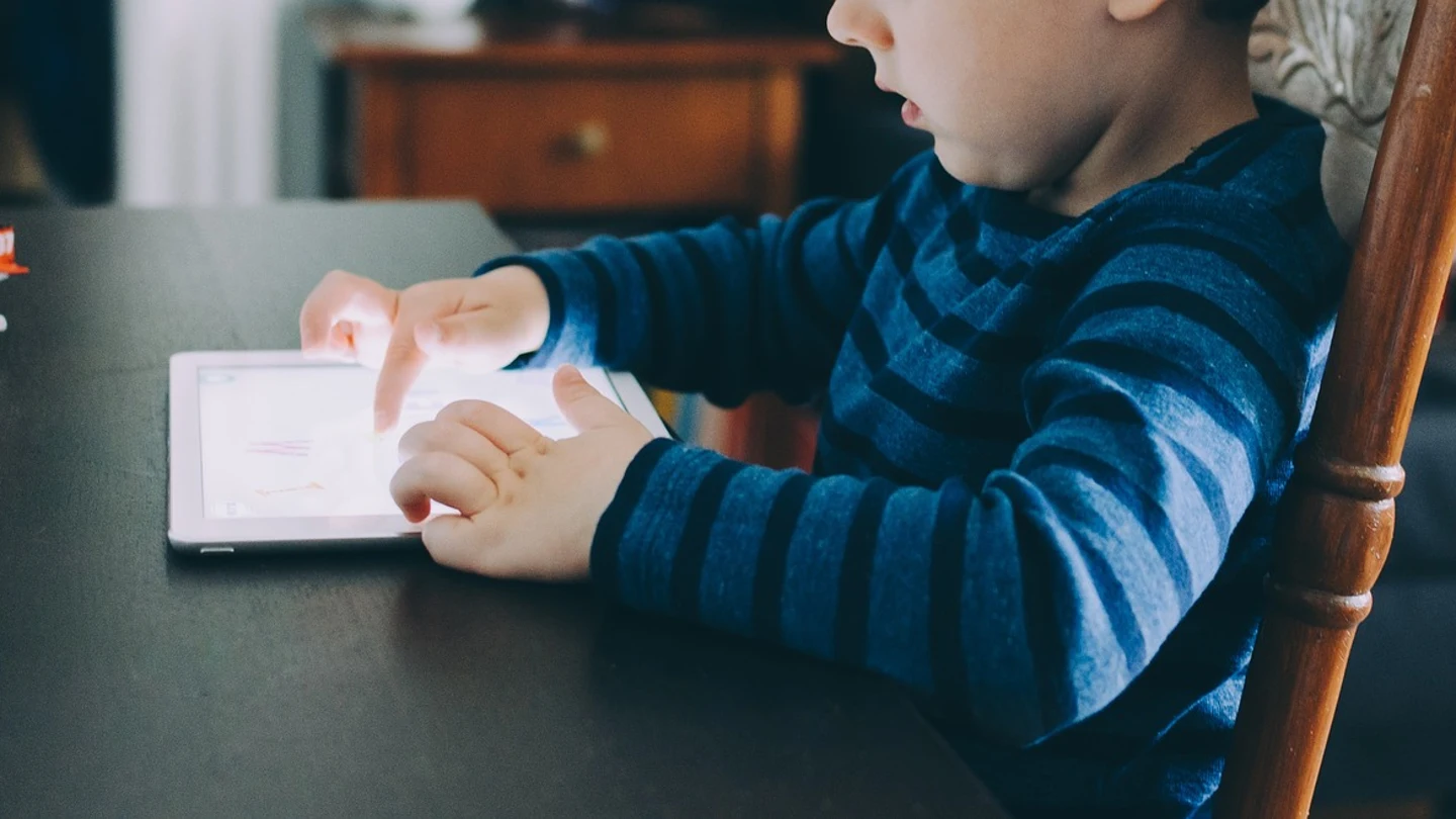 Niño con una tablet Niño con una tablet
