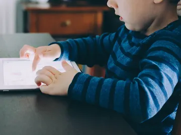 Niño con una tablet Niño con una tablet