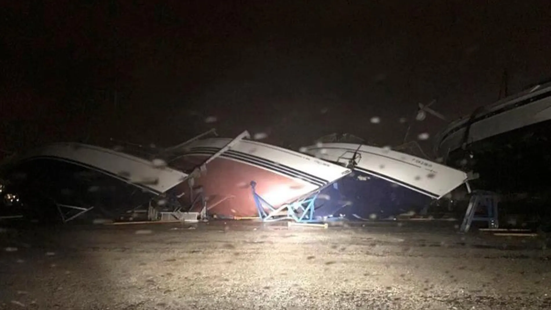 Los destrozos causados por un tornado en el puerto deportivo de Puerto Sherry