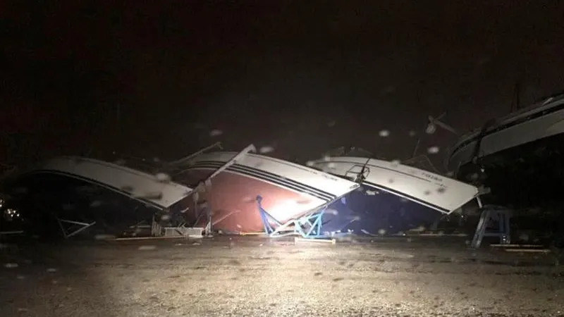 Los destrozos causados por un tornado en el puerto deportivo de Puerto Sherry