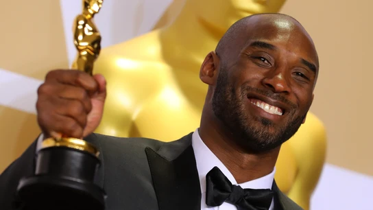 Kobe Bryant, feliz con su Oscar a Mejor Corto Animado Kobe Bryant, feliz con su Oscar a Mejor Corto Animado