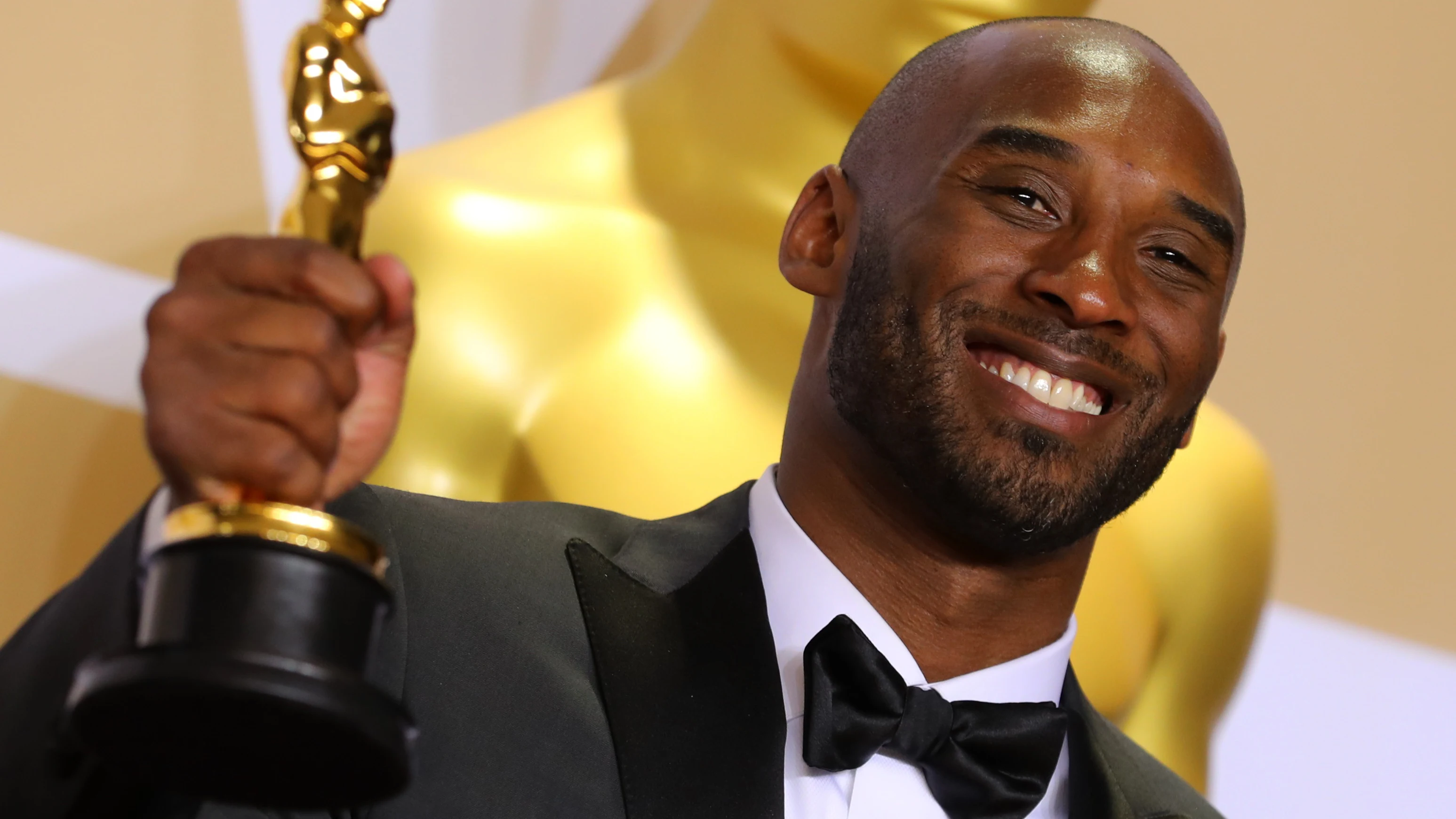 Kobe Bryant, feliz con su Oscar a Mejor Corto Animado